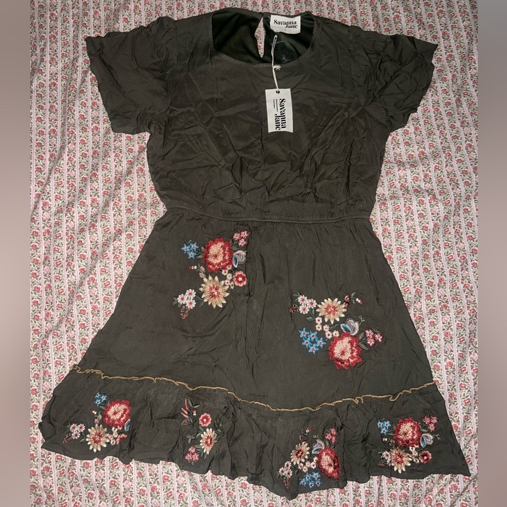 FEHRNVI Cammy Short Sleeve Floral Embroidered Dress Olive Green Cottage Large - Picture 2 of 16